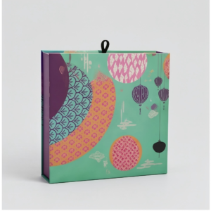 Magnetbox mit individuellem Kunstdruck, zu öffnen, mit individuell geformter schwarzer Schaumstoff-Flaschenhalterung